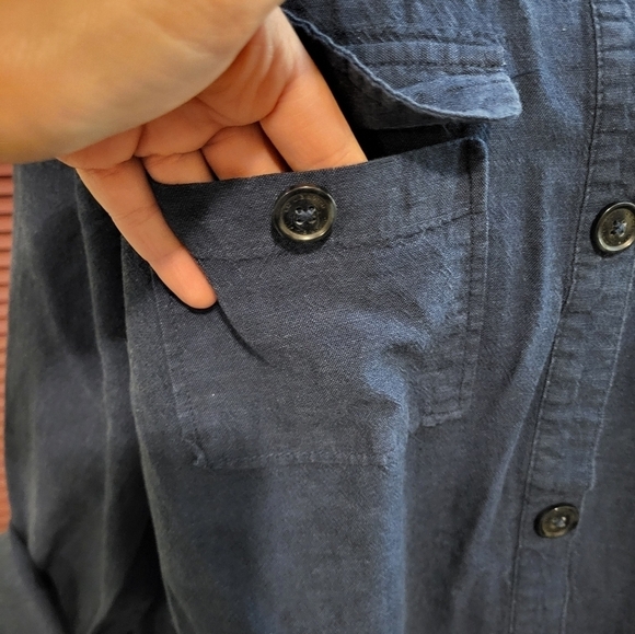 Liz Claiborne size large camp shirt in the color blue - Picture 5 of 12